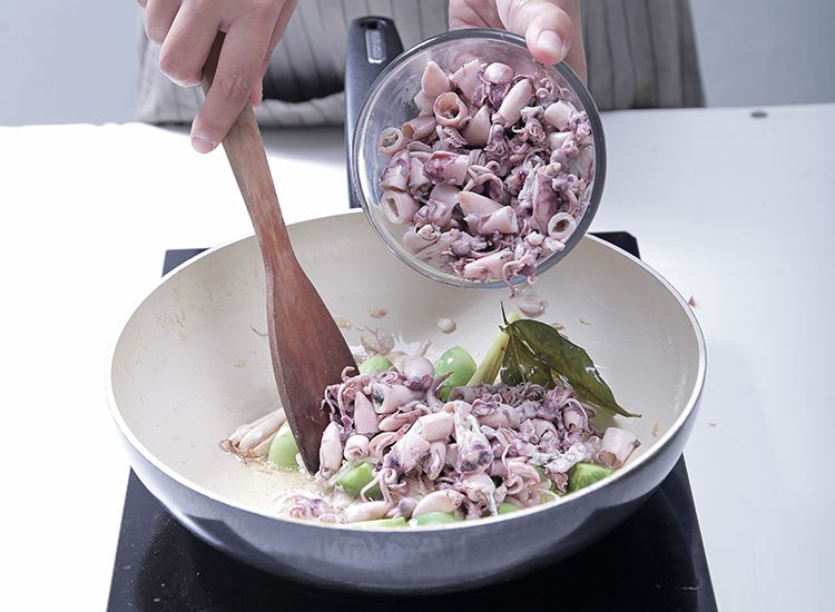 Berikut ini empat cara mengolah cumi asin agar empuk dan tak terlalu asin saat dimakan, salah satunya jangan tambahkan garam.
