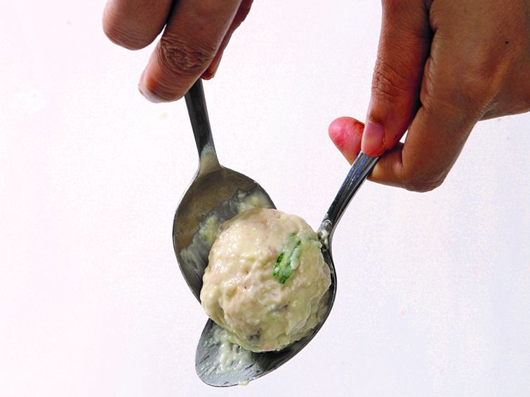 Berikut ini empat tips membantuk bakso agar bulat sempurna tanpa menggunakan cetakan, bisa gunakan sendok dan tangan.