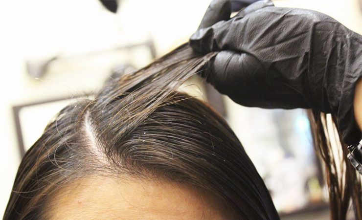 Perawatan keratin memang membuat rambut tampak halus dan berkilau, namun ia juga berdampak buruk bagi rambut. Apa saja dampaknya? 