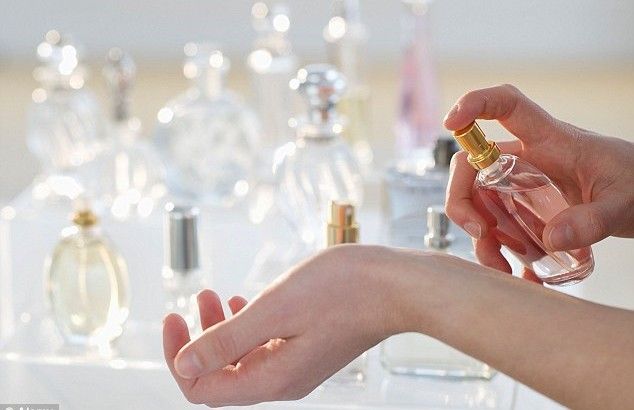 Tahukah kalian kalau parfum juga bisa dicampur, lho. Pencampuran parfum disebut juga perfume layering. Seperti apa sih? Simak, yuk! 