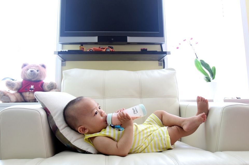 Pertanyaannya, lantas di usia berapa sebetulnya bayi boleh dikenalkan susu formula? Berikut jawabannya.