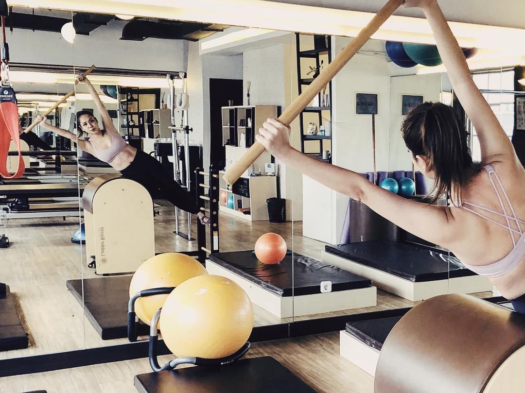 Kawan Puan, jika kamu berminat mencoba pilates, maka sebagai pemula ada beberapa persiapan  yang harus diketahui. Berikut daftarnya!