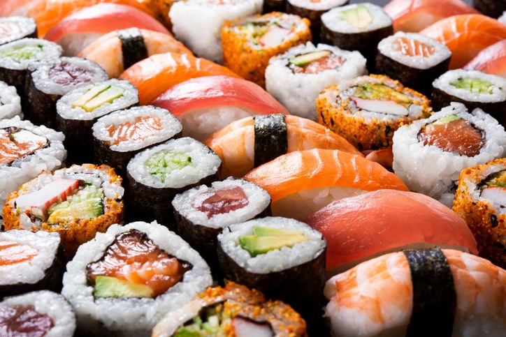 Sering dikira sama karena bentuknya mirip, ternyata ini perbedaan sushi dan kimbap yang mana salah satunya bisa dibedakan dari isiannya.