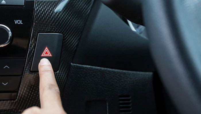 Faktor visibilitas saat mengemudi di musim hujan kerap kali menjadi alasan dinyalakannya lampu hazard saat mobil berjalan. Ini kata Rifat Sungkar. 
