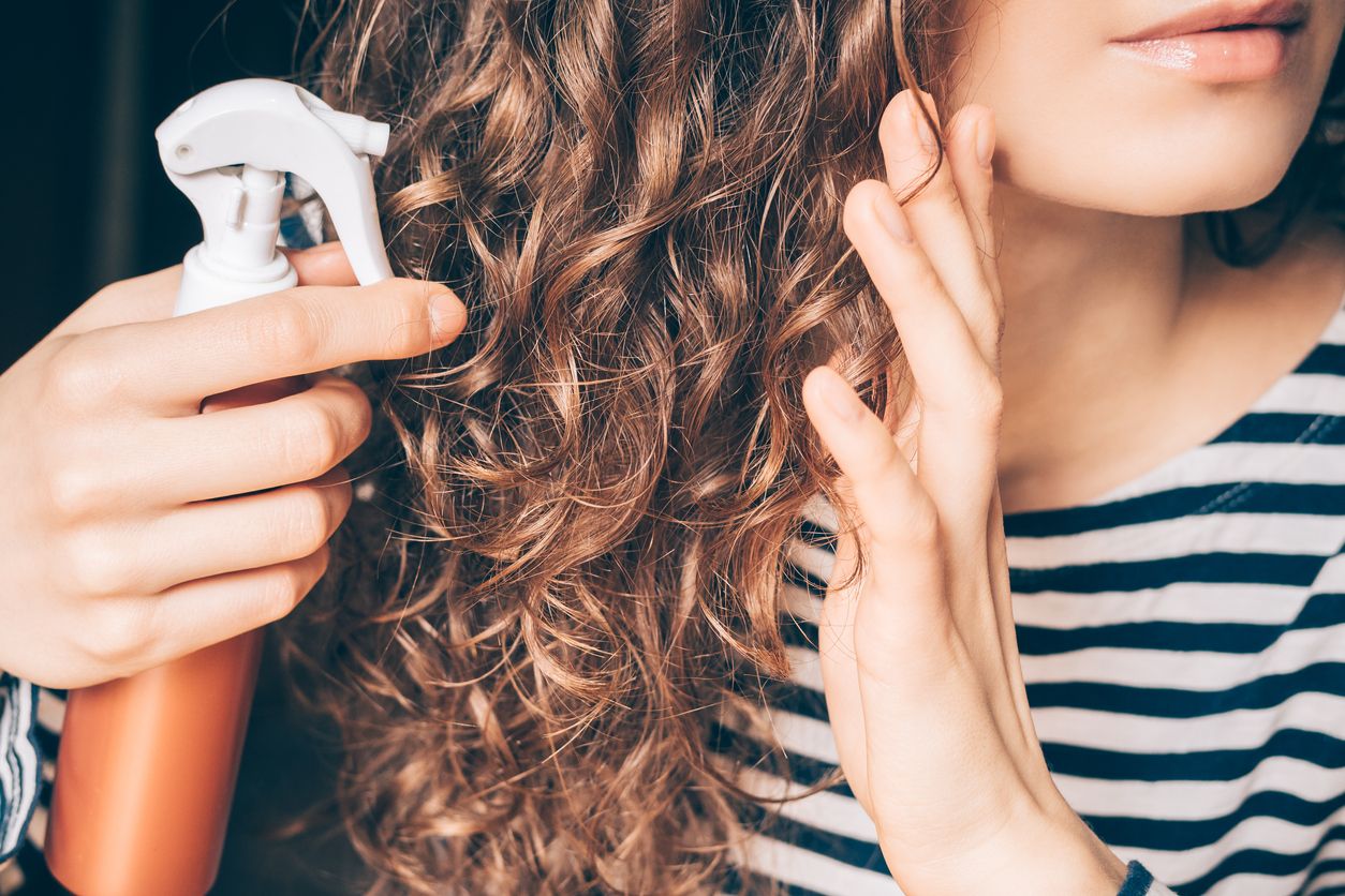 Rambut keriting memiliki cara perawatan yang berbeda dengan rambut lurus karena mudah kering dan rapuh. Bagaimana cara merawatnya? 
