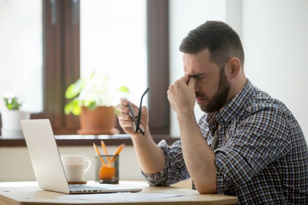 Saat pandemi ketika semuanya serba online, pasti kita jadi menatap layar terus bisa membuat mata kita lelah. Inilah penyebab dan cara mengatasinya