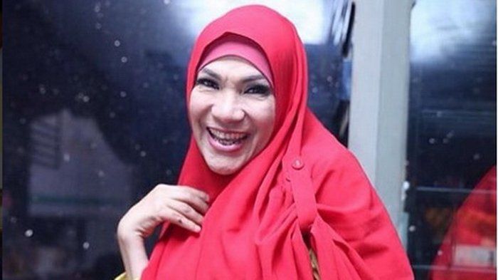 Dorce Gamalama jatuh sakit hingga tak sadarkan diri. Kini dirinya sedang menjalani pengobatan di rumah sakit