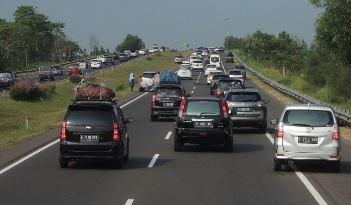 Berikut ini lima tips cegah rasa kantuk saat berkendara di puncak arus balik, salah satunya dengan mengobrol