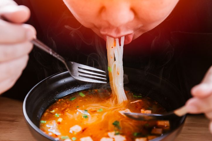 Bolehkah konsumsi makan pedas saat puasa saat puasa? Dokter ungkap ini batasan aman konsumsi makanan pedas.