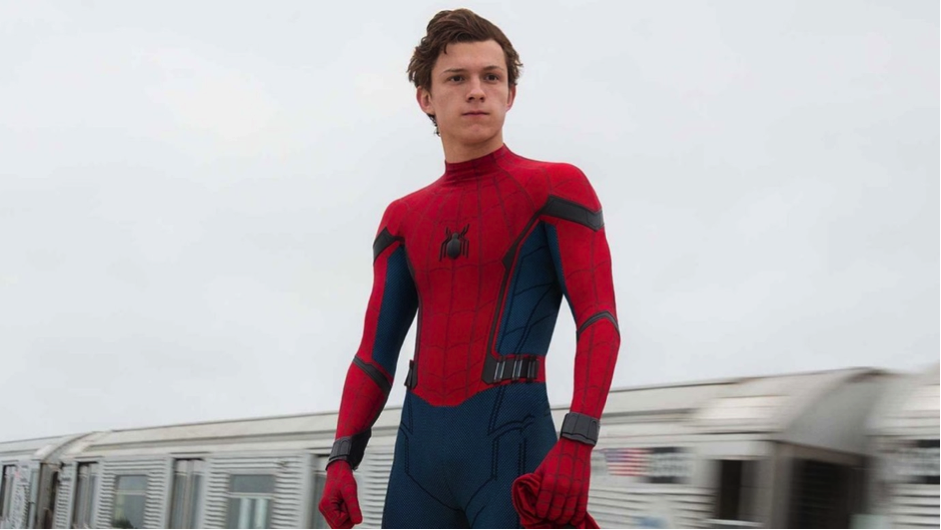 Saat tahu dirinya perankan Spider-Man dari sebuah artikel online, Tom Holland sampai pecahkan komputer karena terlalu senang. 