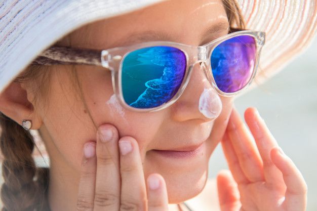 Ada beragam jenis sunscreen yang bisa kamu pilih yaitu krim, gel, stick, dan spray. Lalu, bagaimana ya, cara memilih sunscreen yang tepat?