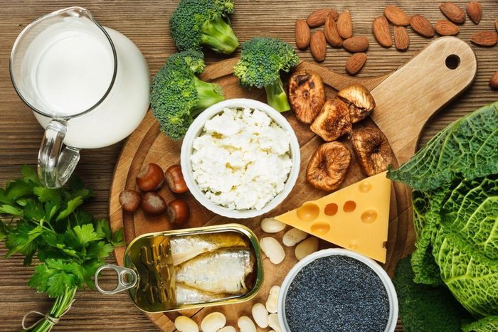 Makanan kaya kalsium ini bisa kurangi risiko terkena osteoporosis yang lebih rentan diderita kaum perempuan. Apa saja, sih?