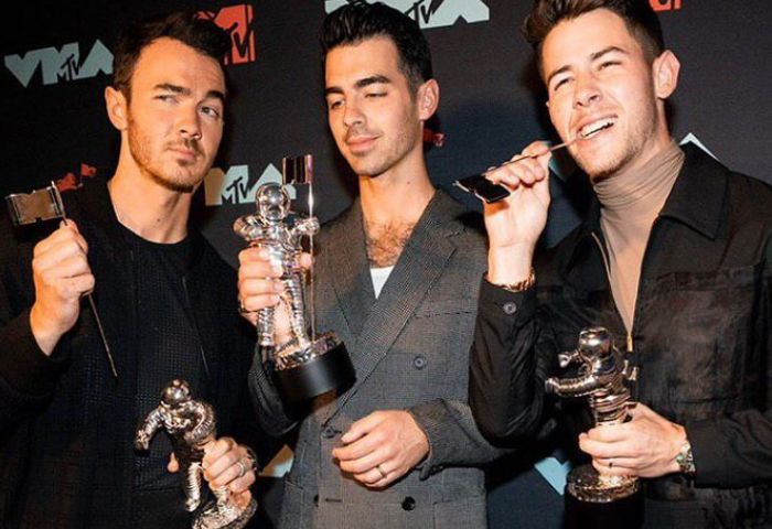 Band pop Jonas  Brothers dan DJ Marshmello berkolaborasi apik dalam merilis video musik terbaru mereka yang berjudul 