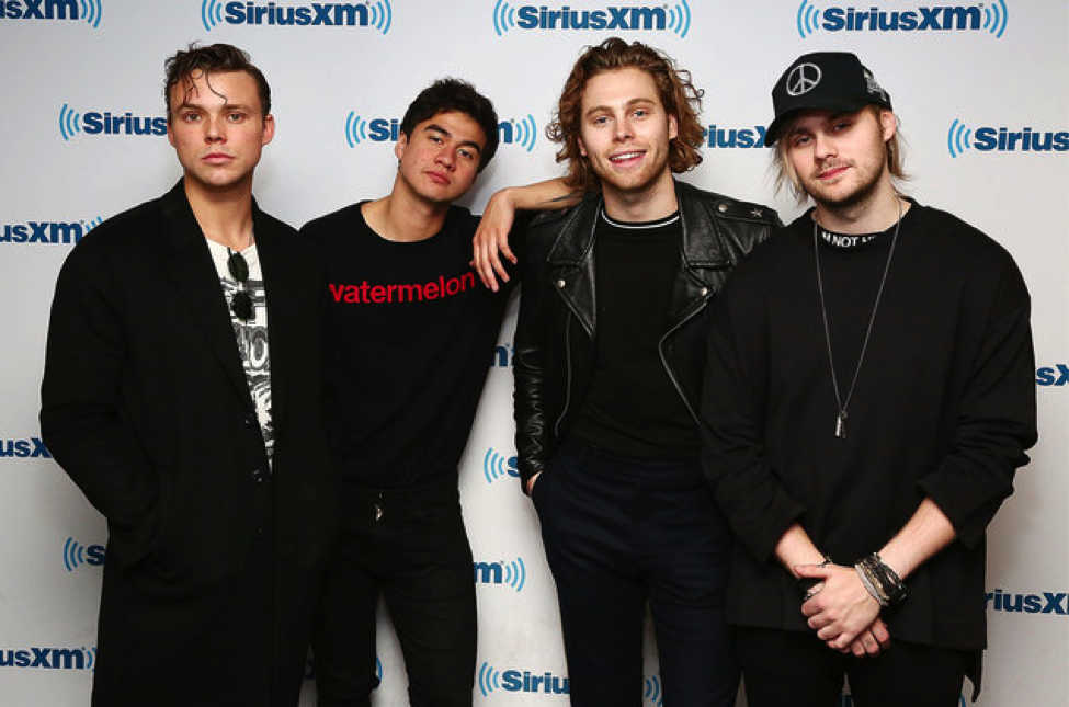 Grup band 5 Seconds of Summer (5 SOS) telah merilis lagu teranyar mereka bertajuk Complete Mess pada Kamis (3/3/2022).