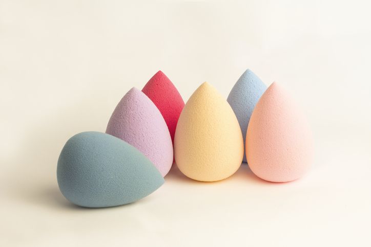 Beauty blender harus rutin dibersihkan demi menghindari bakteri menumpuk. Berikut ini cara mudah membersihkan beauty blender agar bersih maksimal.