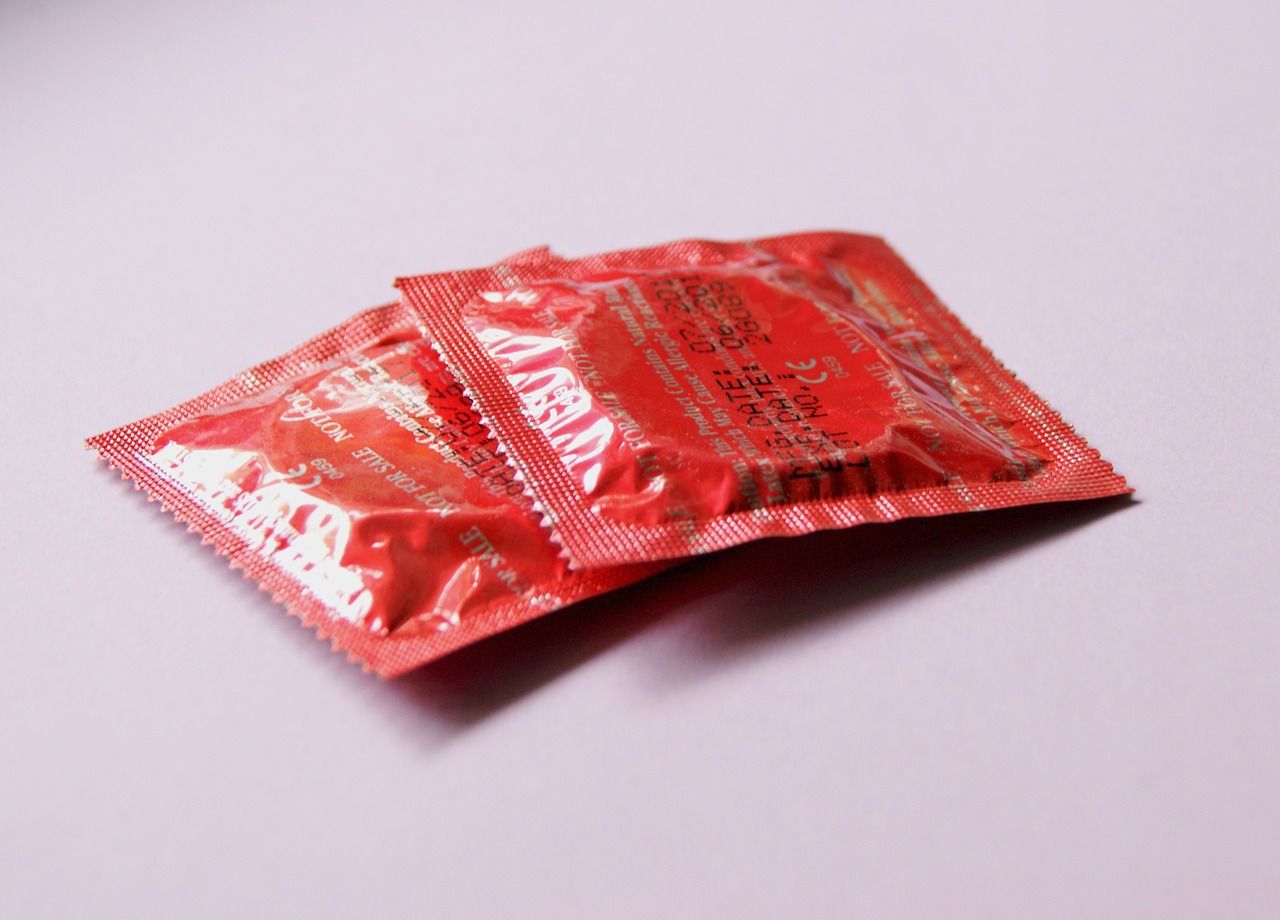 Penggunaan kondom ketika melakukan hubungan seksual menjadi salah satu bentuk proteksi dari kehamilan tak diinginkan.