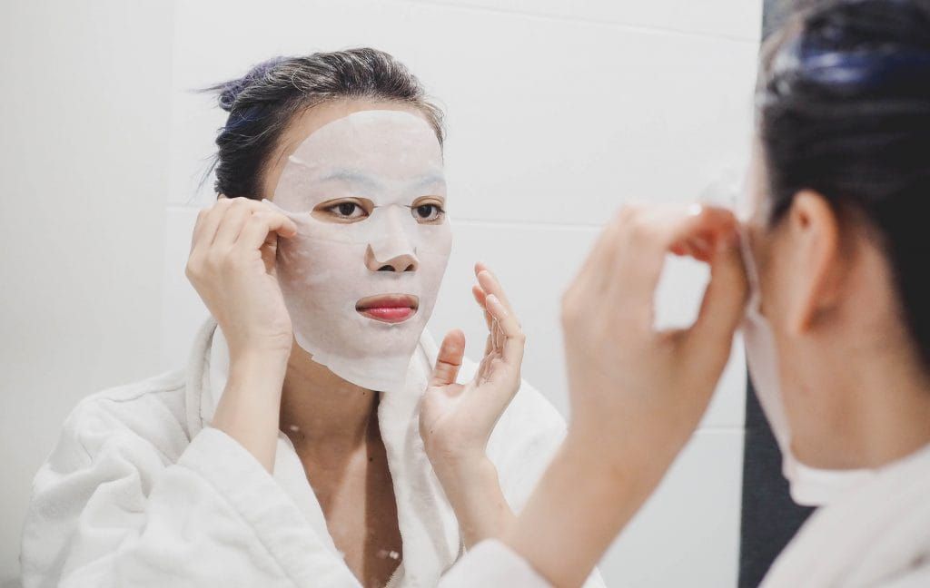 Me-time malam hari enaknya sambil maskeran. Kawan Puan coba juga yuk, sheet mask anti aging yang bisa membuat kulit lebih lembap dan elastis ini!