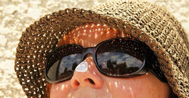Memakai tabir surya untuk melindungi wajah dari paparan sinar matahari itu memang perlu. Tapi, berapa banyak takaran pemakaian sunscreen?