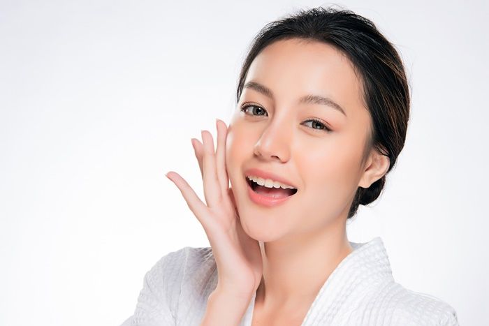 Blackhead menjadi salah satu masalah yang kerap mengganggu penampilan. Berikut cara menghilangkannya menurut dermatologis.