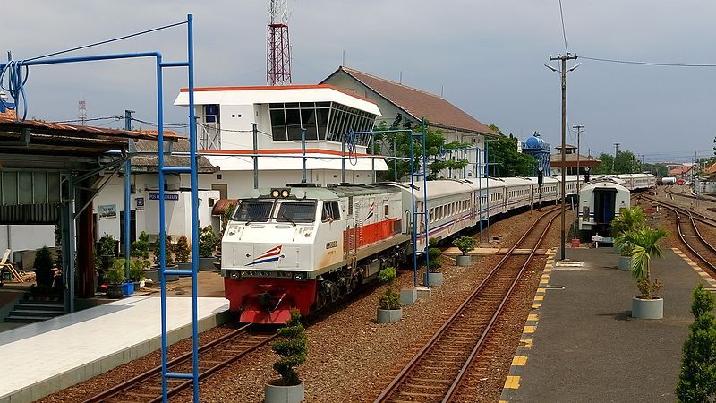 Ada rencana bepergian ke luar kota dengan menggunakan kereta api? Mulai 1 April 2021 ada aturan perjalanan kereta api terbaru, lo. Simak baik-baik ya!