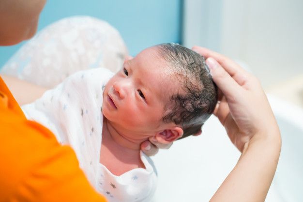 Sebagian bayi terlahir dengan rambut tipis dan sulit tumbuh. Terdapat tips agar rambut bayi dapat tebal dan kuat.