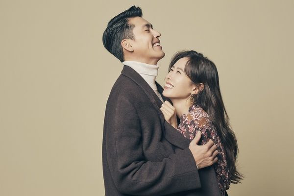 Kabar bahagia datang dari pasangan aktris dan aktor Korea Selatan, Son Ye Jin dan Hyun Bin, yang mengumumkan rencana pernikahan mereka.