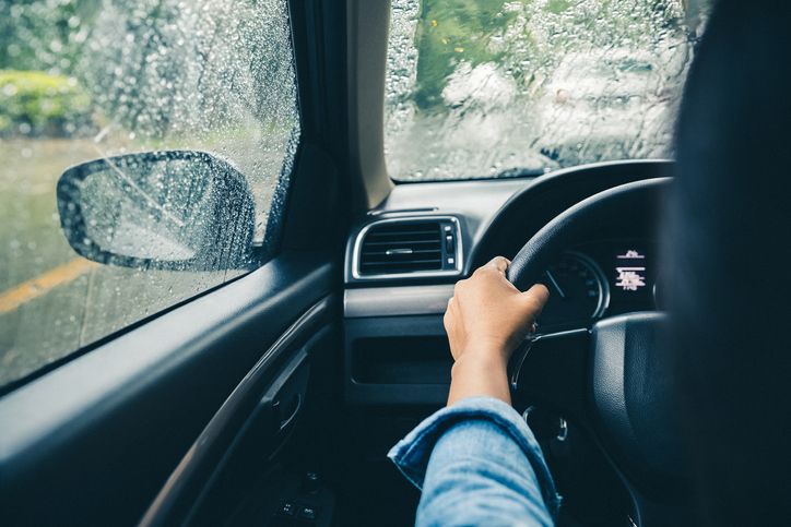 Tak perlu bingung, berikut ini beberapa posisi hubungan suami istri yang bisa kamu lakukan di dalam mobil.