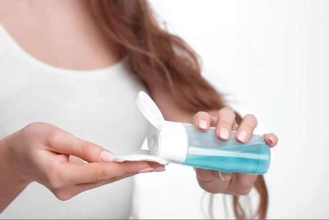 Micellar water adalah produk multifungsi yang memberikan dobel manfaat untuk kulit wajah. Apa sajakah keunggulan micellar water?
