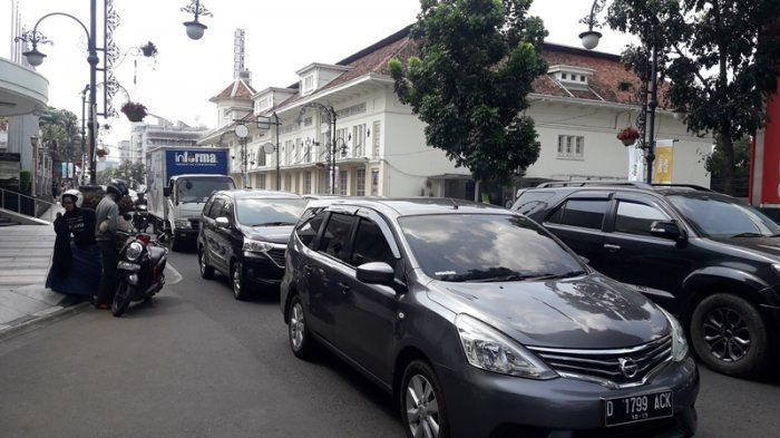 Kota Bandung menutup sejumlah ruas jalan jalan dan tempat wisata. Tutupnya jalan ini dilakukan guna menekan penyebaran Covid-19. 