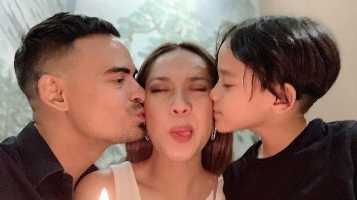 Hari ini adalah tepat setahun kepergian Ashraf Sinclair dan terpisah dari BCL. Mari kenang kisah cinta keduanya dari LDR hingga dipisahkan maut.