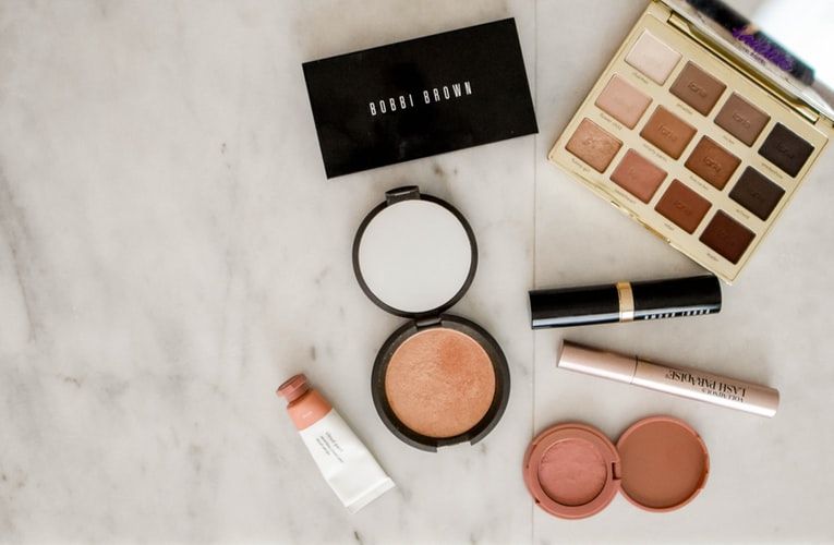 Memasuki usia 40-an tentu membuat perempuan harus semakin terampil dalam makeup. Simak tips makeup untuk usia 40-an agar terlihat awet muda.