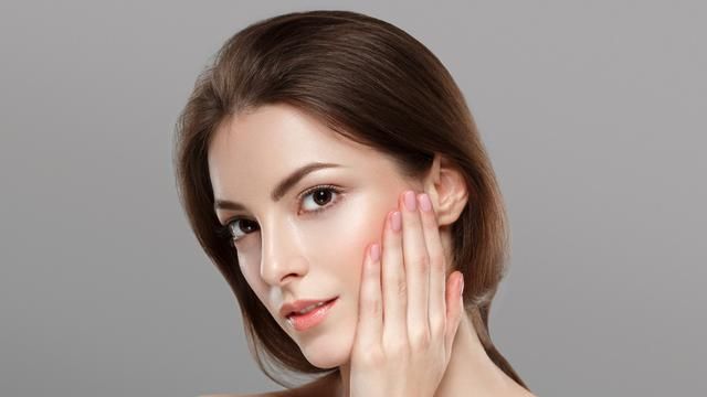Kulit kering menjadi ancaman tersendiri saat berpuasa. Menjaga rehidrasi kulit, dan menggunakan tabir surya bisa membuat kulit sehat saat puasa.