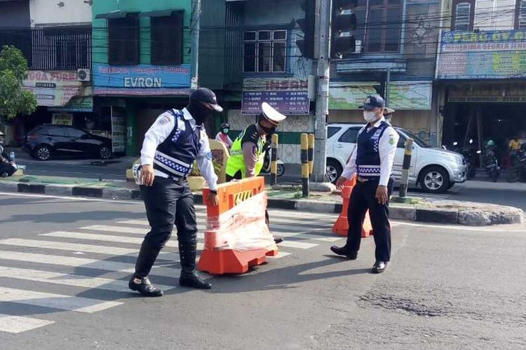 Kasus Covid-19 harian di Jakarta tengah mengalami peningkatan. Polda Metro Jaya menetapkan penyekatan jalan untuk mencegah kerumunan. 