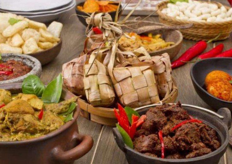 Merayakan Lebaran tak lengkap dengan makanan bersantan. Namun untuk Kawan Puan yang sedang mengurangi, santan bisa digantikan oleh 5 bahan ini, lho. 