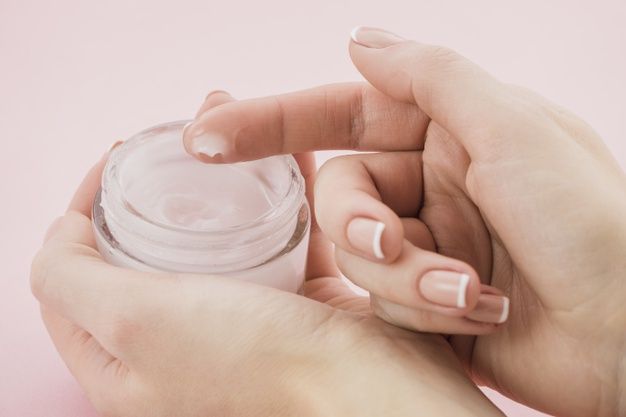 Kawan Puan, pastikan di dalam rangkaian skincare routine kamu terdapat dua kandungan bahan berikut ini yang bisa membuat kulit makin sehat!
