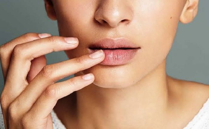 Melembapkan bibir kering dan pecah-pecah bisa dilakukan dengan menggunakan bahan alami. Apa saja bahan alami tersebut?
