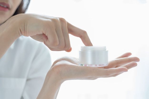 Apakah benar kita harus menghentikan penggunaan retinol saat terjadi iritasi? Berikut jawaban ahli mengenai mitos seputar perawatan kulit. 