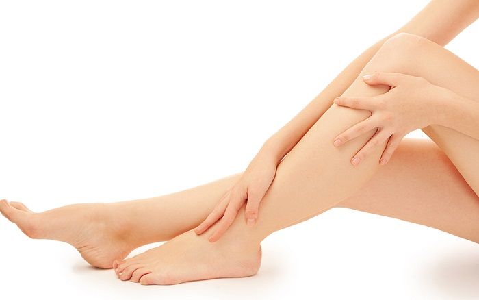 Salah satu kondisi kulit kaki yang banyak dialamai adalah strawberry leg. Apa itu? Bagaimana cara mengatasinya? Simak ulasannya! 