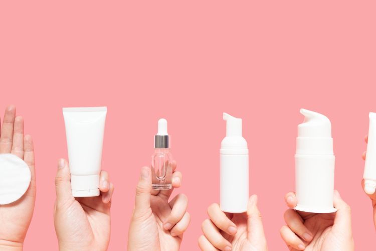 Hyaluronic acid banyak ditemukan dalam produk skincare. Berikut penjelasan ahli mengapa bahan aktif ini begitu penting bagi kulit.