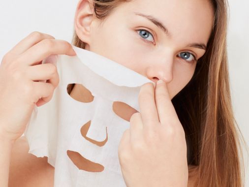 Masalah kulit kering bisa diatasi dengan sheet mask di bawah 50 ribu rupiah berikut ini. Apa saja sheet mask yang bisa digunakan?