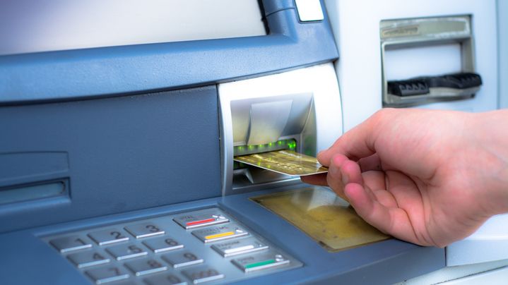 Jangan sampai terlewat, berikut penjelasan tentang pentingnya untuk segera mengganti kartu ATM Mandiri yang lama sebelum diblokir 1 April 2021