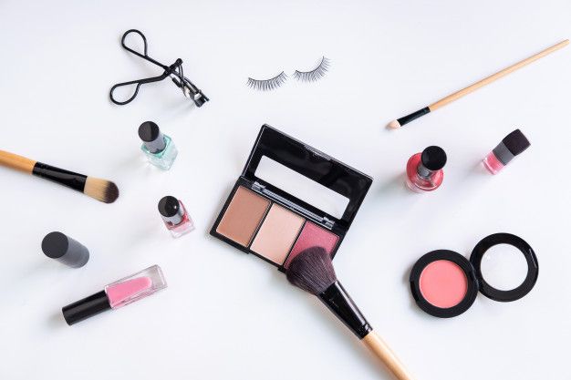 Sering kali penggunaan produk make up yang salah membuat kita justru menjadi boros. Simak tips make up viral di TikTok. 