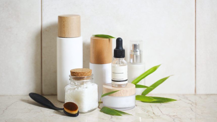 Tidak perlu bingung kalau kamu baru mau mulai merawat wajah. Berikut ada enam produk basic skincare untuk pemula yang bisa kamu coba!