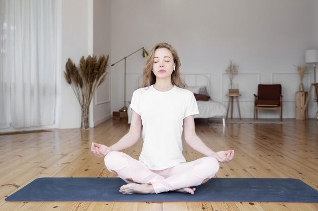 Salah satu olahraga yang bisa ibu lakukan di rumah saat pasca melahirkan adalah yoga. Gerakan yoga ini bisa ibu coba menurut para trainer yoga.
