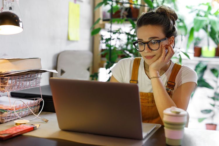 Media sosial bisa kita manfaatkan sebagai medium untuk personal branding dan mendapatkan pekerjaan. Begini caranya.