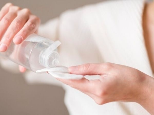 Micellar water unggul bukan hanya karena cocok dipakai oleh semua jenis kulit, tapi juga berkat tiga keunggulan lain yang dimilikinya. Apa saja, ya?