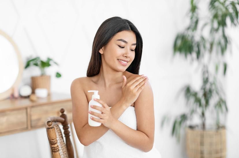 Jangan bingung lagi, ini perbedaan body oil dan body lotion yang wajib diketahui. Pastikan gunakan sesuai kebutuhan ya, Kawan Puan.
