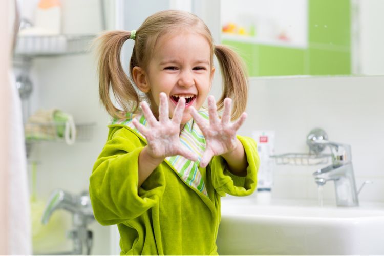 Mengenalkan anak pada cuci tangan perlu dilakukan sejak diri. Begini cara mengajari anak cuci tangan yang baik dan benar!