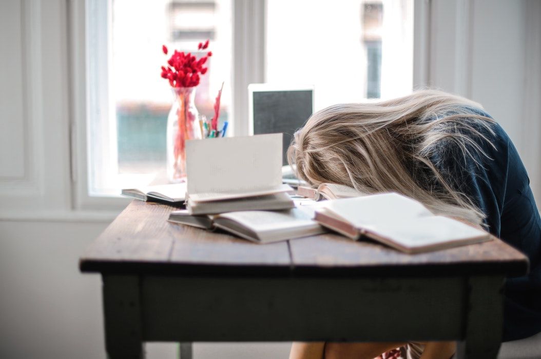 Sering merasa lelah meskipun tidur semalaman? Ini beberapa penyebab yang mungkin sering tidak kita sadari. 