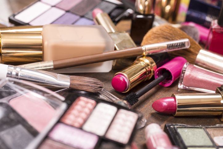 Guna mempersiapkan penampilan untuk photoshoot, dibutuhkan make up yang tahan lama. Simak tips make up untuk photoshoot berikut ini!